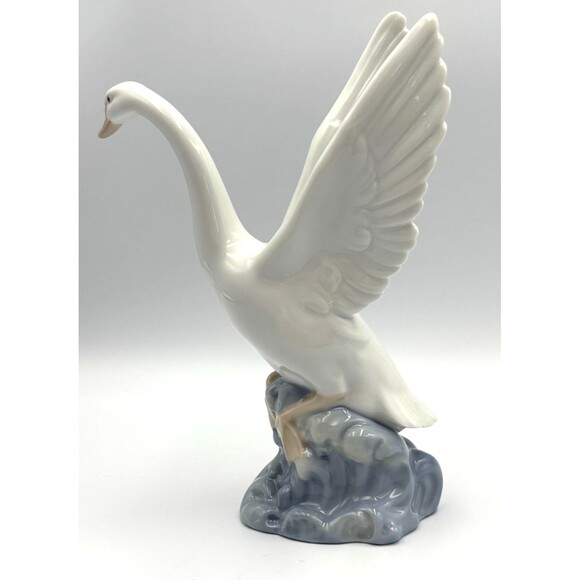 Stunning NAO by Lladro Porcelain Swan Taking Flight from Spain 8” Wedding Decor - Picture 4 of 14